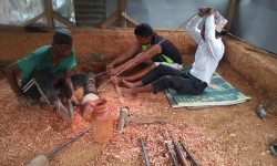 काठको ठेकी बनाईदै