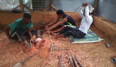 काठको ठेकी बनाईदै