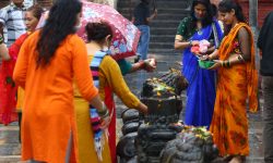 पशुपतिनाथ मन्दिर परिसरमा पूजा गर्दै भक्तजन