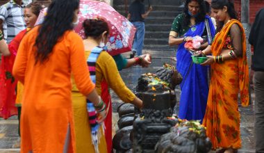 पशुपतिनाथ मन्दिर परिसरमा पूजा गर्दै भक्तजन