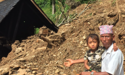 पहिरोले बाबुआमा गुमाएकी बालिका