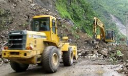 मुग्लिङ नारायणगढ सडक खण्डमा पहिरो गयो, करीव ३ घण्टा सडक अवरुद्ध हुने