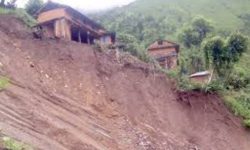 भोकभोकै त्रिपाल र विद्यालयमा ५०० पहिरो पीडित