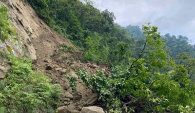 दाउन्नेमा पहिरो खस्दा पूर्वपश्चिम राजमार्ग अवरुद्ध