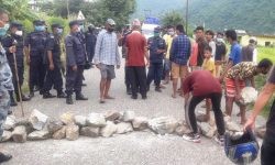 अवरुद्ध राजमार्ग खुलाउँदै सुरक्षाकर्मी