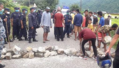 अवरुद्ध राजमार्ग खुलाउँदै सुरक्षाकर्मी