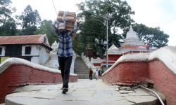 लास जलाउन दाउरा बोकेर आर्यघाट जाँदै मजदुर