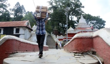 लास जलाउन दाउरा बोकेर आर्यघाट जाँदै मजदुर