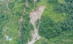 पहिरोको जोखिममा सिन्धुपाल्चोकको बोल्दे गाउँ