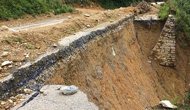 पहिराेले भत्किएको मध्यपहाडी पुष्पलाल लोकमार्ग