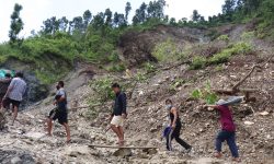 पहिरो छिचोलेर आउजाउ गर्दै स्थानीय