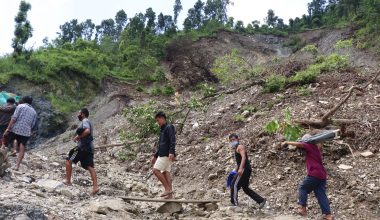 पहिरो छिचोलेर आउजाउ गर्दै स्थानीय