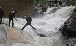 ज्यानकाे बाजी राखेर नदी तर्न बाध्य छन् कर्णालीका जनता