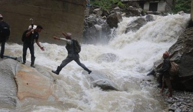 ज्यानकाे बाजी राखेर नदी तर्न बाध्य छन् कर्णालीका जनता