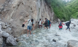 जोखिम मोलेर खोला गर्दै स्थानीयवासी