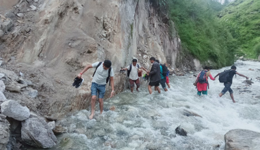 जोखिम मोलेर खोला गर्दै स्थानीयवासी