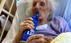 कोरोनालाई जितेपछि १०३ बर्षिया बृद्धाले अस्पतालको बेडमै गरिन बियर पार्टी