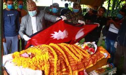 उपप्रधानमन्त्री पोखरेलले राष्ट्रकविको पार्थिव शरीरमा ओढाए राष्ट्रिय झण्डा