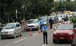 सवारी साधन जाँच गर्दै सुरक्षाकर्मी