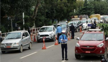 सवारी साधन जाँच गर्दै सुरक्षाकर्मी