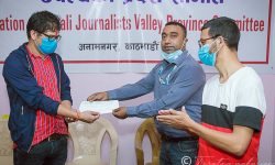 पत्रकार थापालाइ विमा वापतको रू एक लाख रुपैया हस्तान्तरण