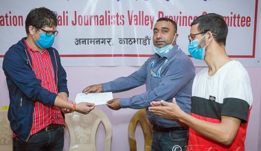 पत्रकार थापालाइ विमा वापतको रू एक लाख रुपैया हस्तान्तरण