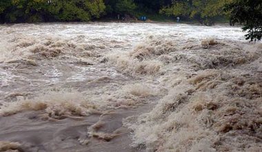 नारायणी नदीको बहावले खतराको विन्दु पार गर्यो