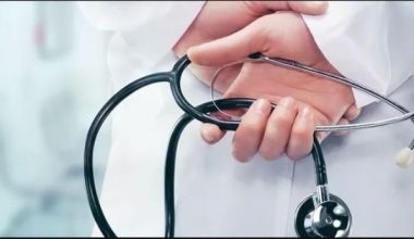 स्वाब सङ्कलन गर्न हिँडेका स्वास्थ्यकर्मीमाथि कुटपिट