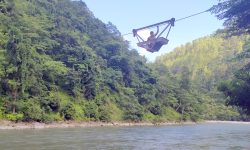 तुइन प्रयाेग गरी नदी तर्दै