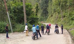 जाजरकोटमा छड्के चेक गर्दै ट्राफिक प्रहरी