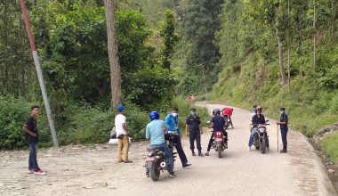 जाजरकोटमा छड्के चेक गर्दै ट्राफिक प्रहरी