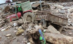 भूजिखोलामा आएकाे बाढीले क्षति पुर्याएकाे ट्रयाक्टर