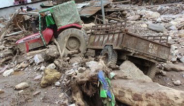 भूजिखोलामा आएकाे बाढीले क्षति पुर्याएकाे ट्रयाक्टर