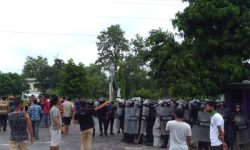 सडक सेवा शुःल्कको विरोध गर्दै पूर्व–पश्चिम राजमार्ग अबरुद्ध