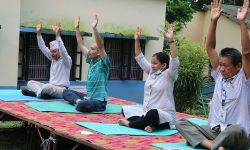 योग गर्दै सांसद र मेयर