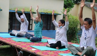 योग गर्दै सांसद र मेयर