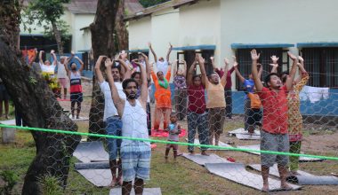 योग गर्दै काेराेना सङ्क्रमित