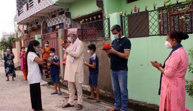 कोराना विजेतालाई पुष्पगुच्छा