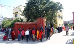 थापाथलीमा प्याज किन्न लाइनबद्ध उपभोक्ता