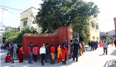 थापाथलीमा प्याज किन्न लाइनबद्ध उपभोक्ता