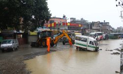 चाबहिलकाे सडकमा फसेको टेम्पो