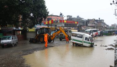 चाबहिलकाे सडकमा फसेको टेम्पो