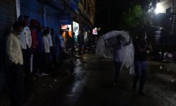 काठमाडौँको टेकुमा कोरोना परीक्षणका लागि पालो कुर्दै नागरिक