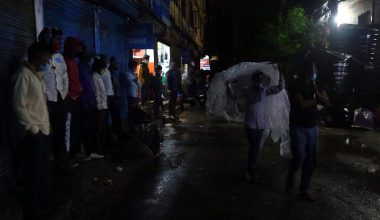 काठमाडौँको टेकुमा कोरोना परीक्षणका लागि पालो कुर्दै नागरिक