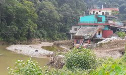 खोलाले आफ्नो धार खोजेपछि घरहरू जाेखिममा …