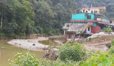 खोलाले आफ्नो धार खोजेपछि घरहरू जाेखिममा …