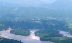 कालीगण्डकीले घेरेको खैरेनी वनको दृश्य