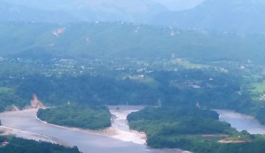 कालीगण्डकीले घेरेको खैरेनी वनको दृश्य