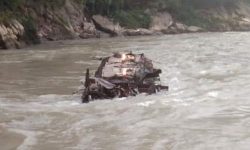  पेट्रोल बोकेको ट्याङ्कर त्रिशूली नदीमा खस्याे