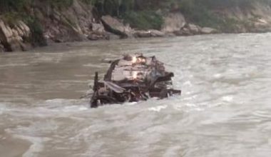  पेट्रोल बोकेको ट्याङ्कर त्रिशूली नदीमा खस्याे